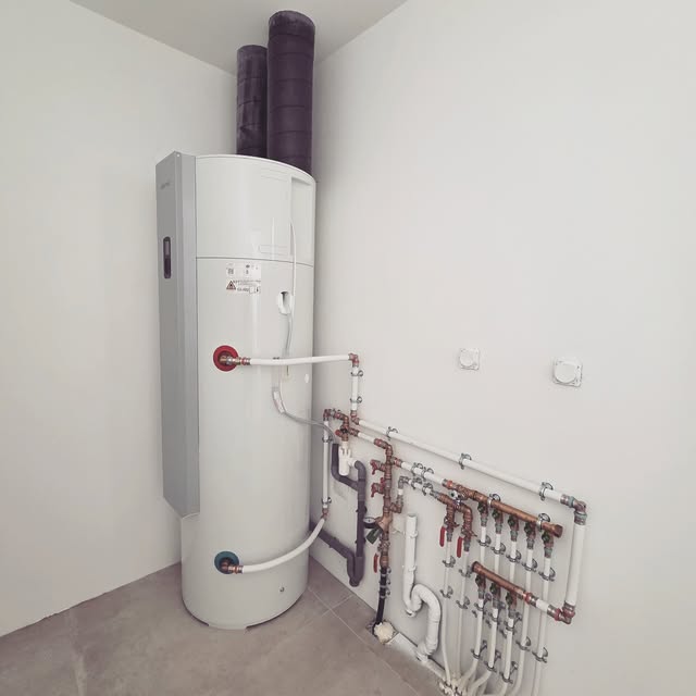 Chauffe-eau thermodynamique et collecteur de distribution