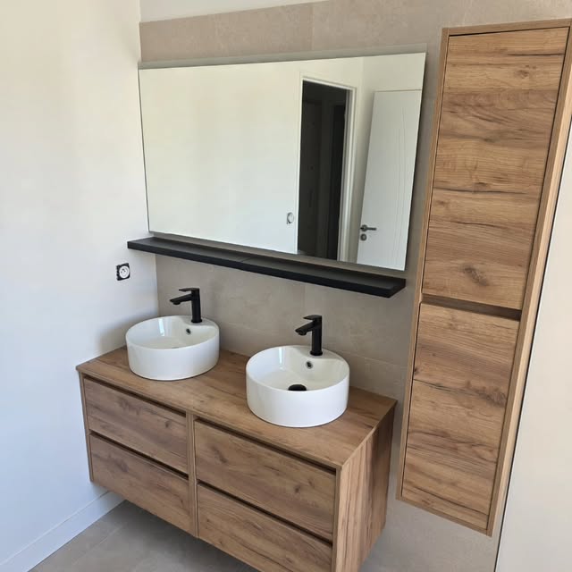 Salle de bains avec meuble double vasque en bois